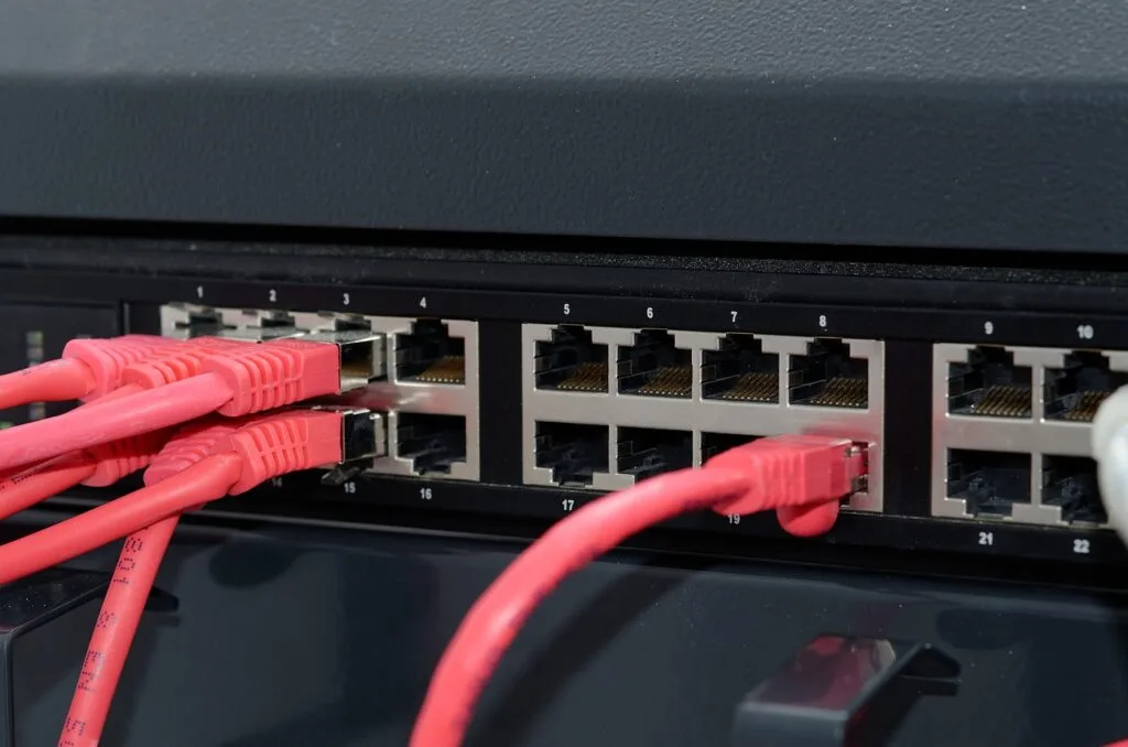 Ilustracion de cables Ethernet y switches representando infraestructura de red